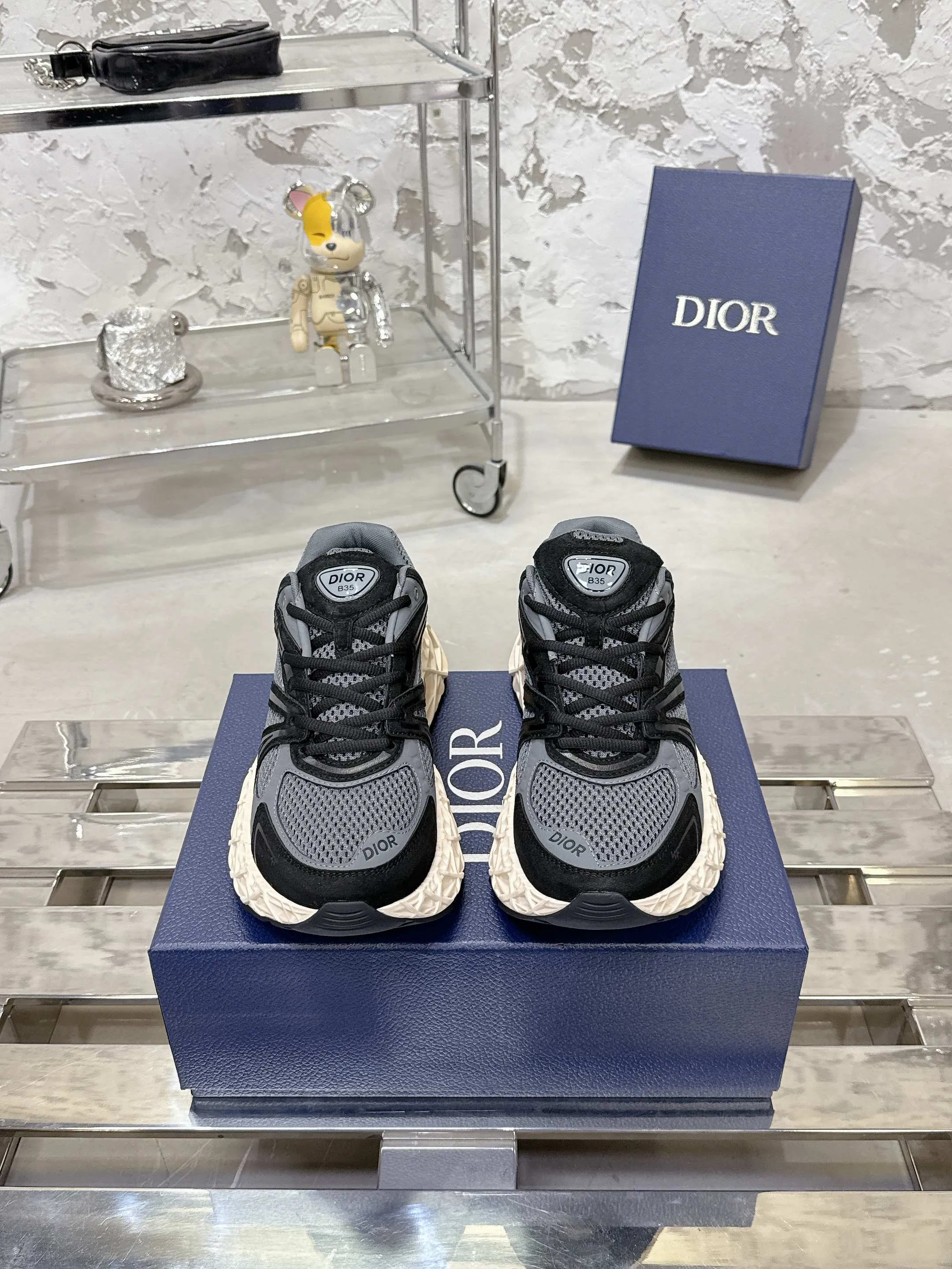 Factory price 780💰 Top version! ! ! Dior (B35) DIOR spring and summer men's wear show, the show was held at the Valle de Grasse School in Paris. Kim Jones drew inspiration from the works of South African artist Hylton Nel. The details of the shoes, clog soles and tribal elements, cleverly blended luxury craftsmanship and practicality, with fresh childishness and bright temperament, creating a new season hot spot. Dior KAWA Dior co-branded casual sports shoes reinterpret running shoes with Dior's high-end style. B35 is made of fine-textured leather and mesh fabric materials. It can be worn in all seasons, is comfortable and breathable, and has multiple lines on the shoe body to outline details. It has a full retro three-dimensional feel and can create a casual look all year round! Fabric: Cowhide/customized cloth material Lining: Imported breathable mesh Outsole: Original molded outsole Size: 39-46 (customized at 45.46)